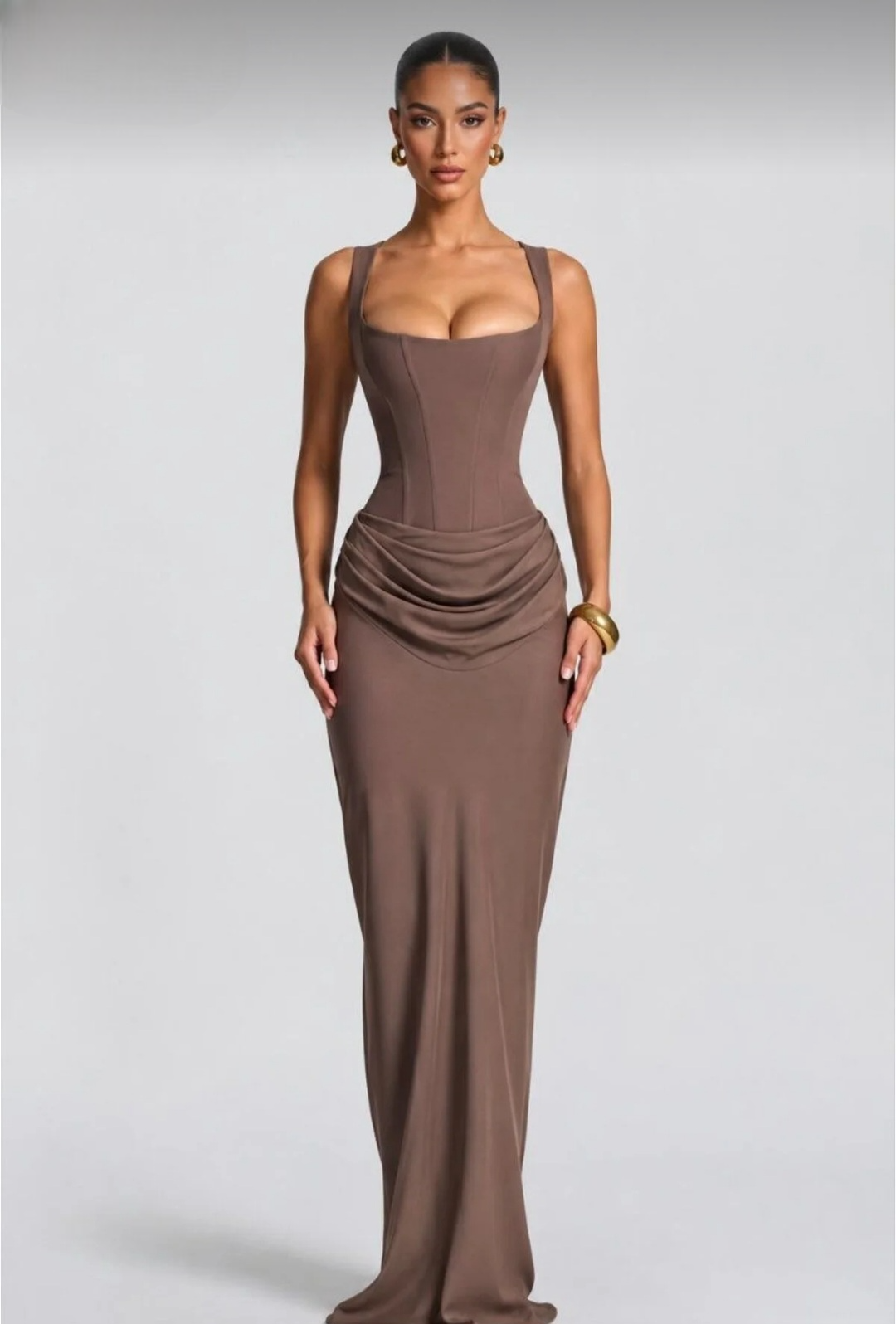 Фустан со квадратен изрез